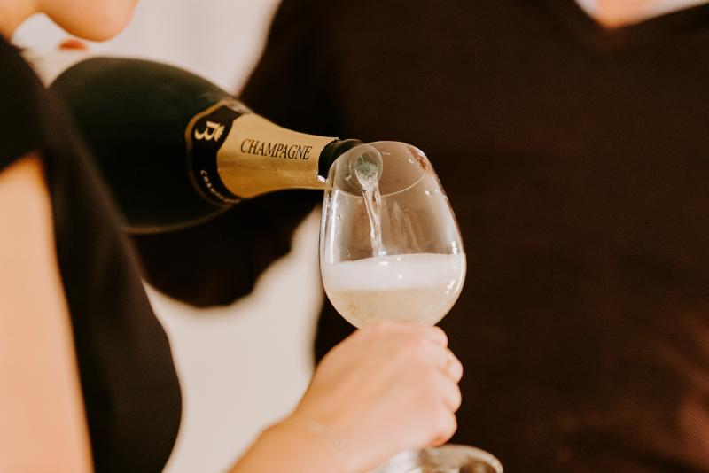 Featured image of post シャンパンとスパークリングワインの違い完全ガイド！初心者でも分かる特徴と選び方